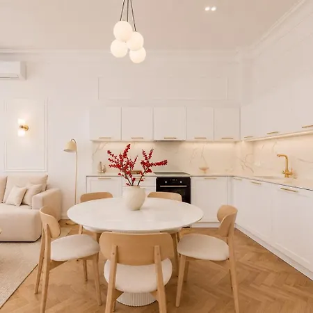 Royal Matejko - Luxury 3 Bedroom In The Old Town Apartman *