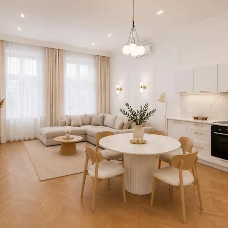 Royal Matejko - Luxury 3 Bedroom In The Old Town Apartman *